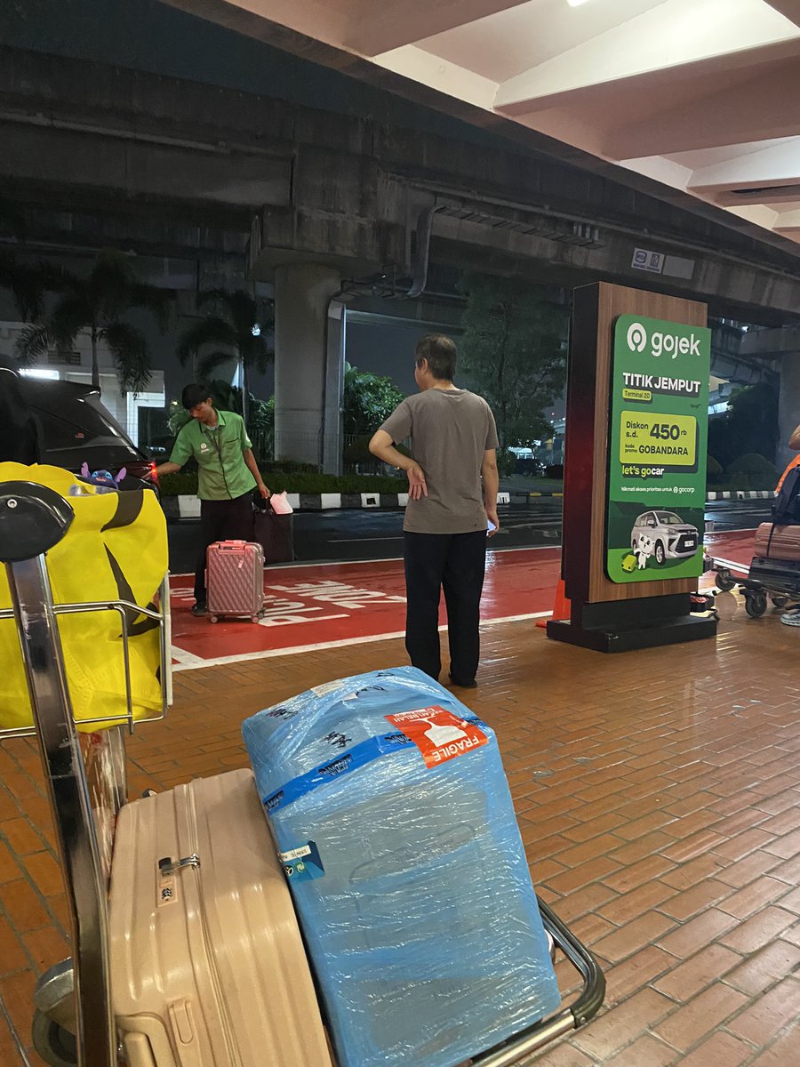 nora_cute's tweet photo. Pak @gojekindonesia banyakin mobilnya dong gocar di teeminal 2D kedatangan #gocar #gojekinsonesia #bandarasoekarnohatta https://t.co/8bIp8I1e2k