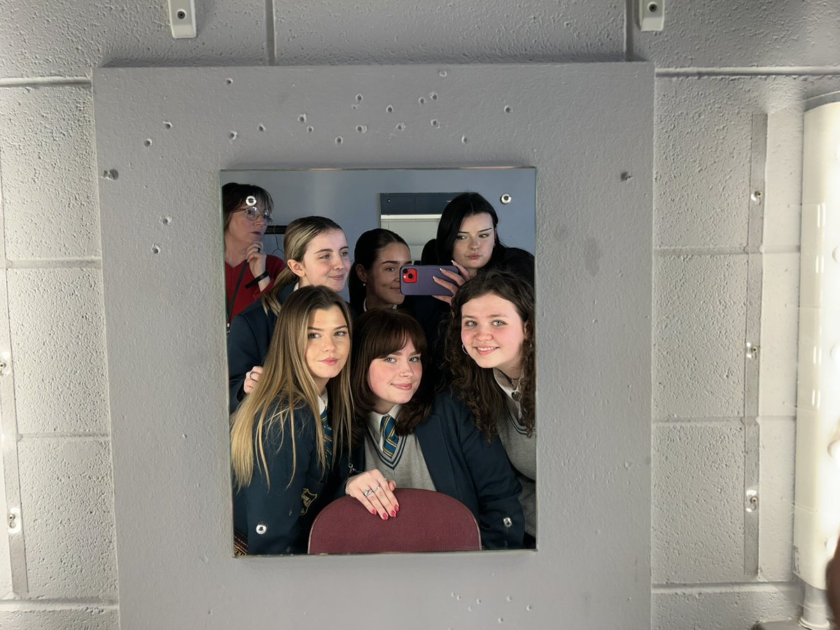 ThornhillDerry's tweet image. Curtain up! 🎭 Our Yr 14 Performing Arts students had a fantastic backstage tour of the @MillenniumForum led by Mags Anderson. A brilliant way to prepare for their A2 2 Commission Brief. Huge thanks to the team for the hospitality! 🍰✨
#Drama #belonging #believing #becoming