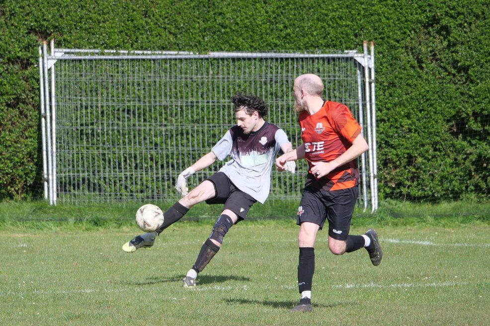 AndrewHazelden1's tweet photo. Yesterday saw me and the camera stay local, as Polegate Town took on Balcombe in the Middy Prem.
My photos from the game, won by the visitors, can be found here; https://t.co/UqqkFsEegP
Not as many as normal as I had an extra job.....
Up The Gate! 
Keep going lads🧡🖤 https://t.co/84zzlFjcby