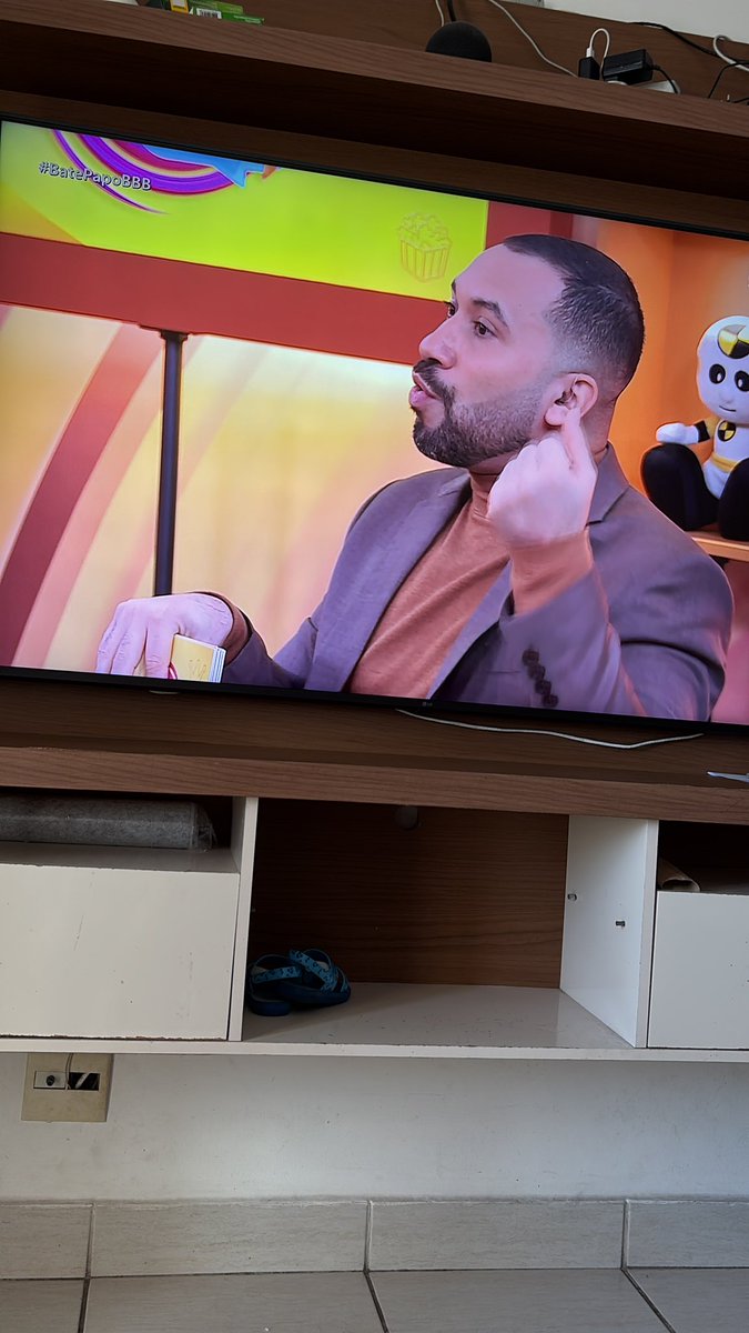 LalyAlvess's tweet photo. Gil sinceramente …. Você seria melhor não participar do bate papo!!! Meu Deus do céu na faz sentido nenhum. 
Não, não era os dois e a Ana Paula que sempre foi sórdida! #batepapoBBB https://t.co/GvhpadvG8T