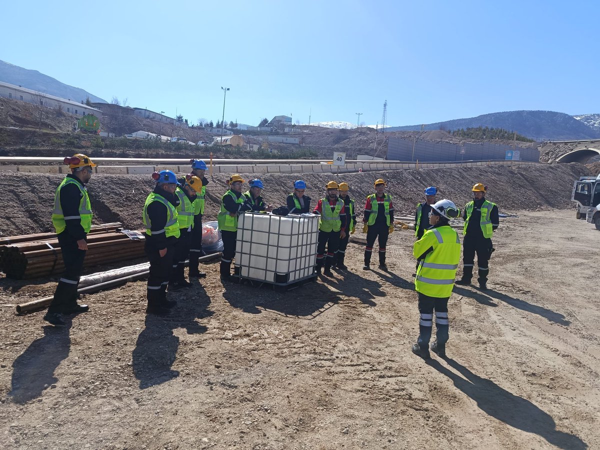 cvknzrr's tweet photo. Ustalarım size kargo açılım videosu anlatmak isterdim ama gündeminiz İsg https://t.co/2pimHnDLpn