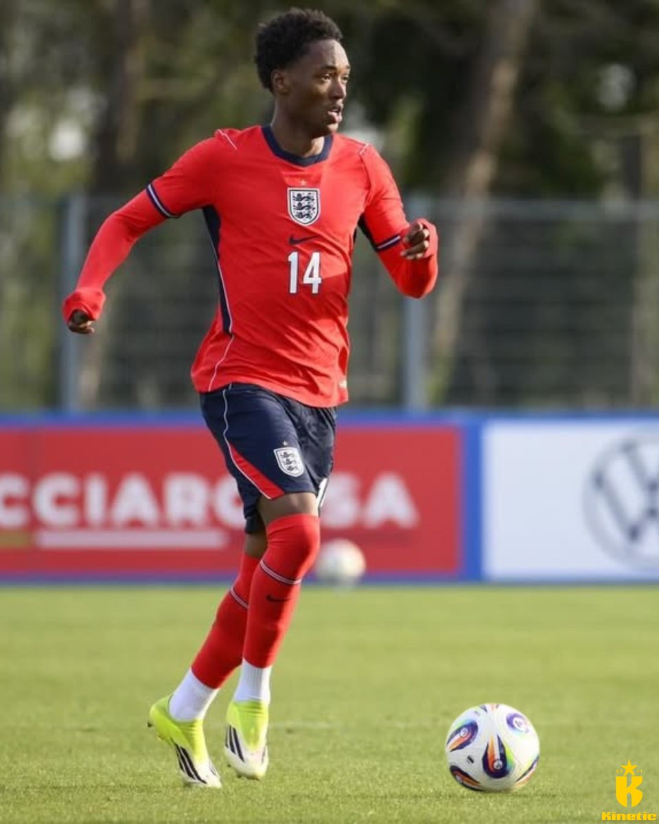 Kinetic_Academy's tweet photo. Errol Mundle-Smith makes his England U20s debut 🏴󠁧󠁢󠁥󠁮󠁧󠁿

4th March 2023: 16 year old Errol scores on debut for Step 6 club Croydon while on our Kinetic Academy programme 💫 

27th March 2026: 20 year old Errol makes debut for England U20s against Italy U20s 📈

https://t.co/I4qVy92arr https://t.co/9MM8O7gxLj