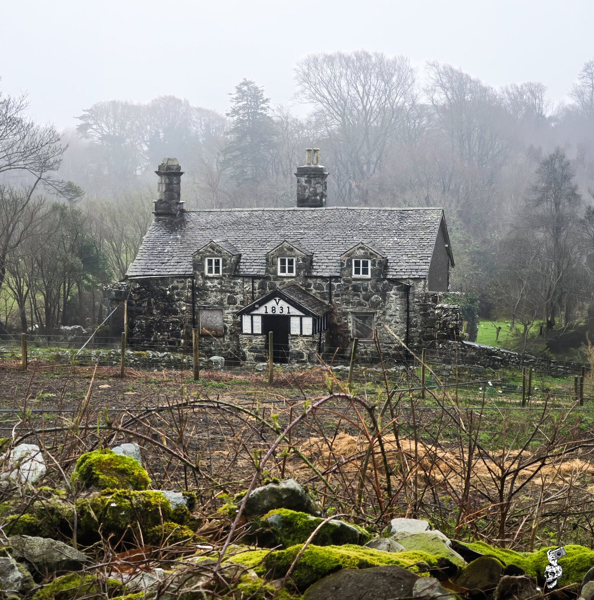 Stevelid's tweet photo. The stunning Garth-Bleuddyn cottage, built 1831, of the Nannau estate. The name seems to mean “Enclosure of the Wolf”. 🏴󠁧󠁢󠁷󠁬󠁳󠁿 https://t.co/v3SGw119NR