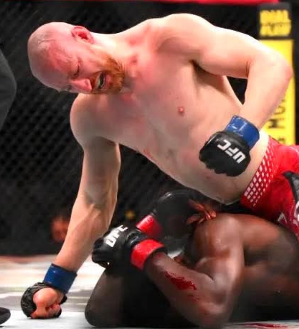 MarcoIlliano3's tweet image. #Ufc, al termine del migliore evento degli ultimi anni, nel Mein event, il numero 14 del ranking nei pesi medi, #JoePyfer condanna, con una prestazione eccezionale, alla quarta sconfitta consecutiva Adesanya, che si presentava al match come numero 4 del ranking.