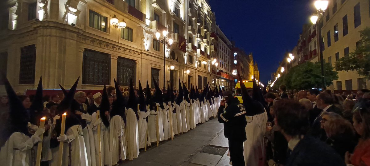 pasionensevilla's tweet photo. 🟣 Los nazarenos de la Estrella se abren en la avenida para dejar pasar a la ambulancia, al igual que ha hecho San Roque con su paso de palio

#SSantaSevilla26 

https://t.co/lIZU4oYlTF https://t.co/LH6RAJBRky