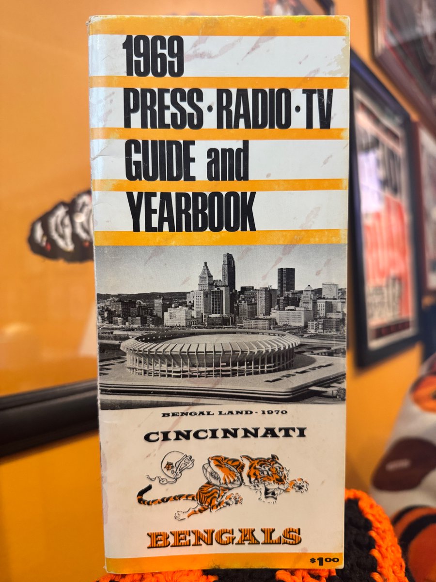 bengaljims_BTR's tweet photo. Another Monday another dive into #CincinnatiBengalsHistory with @Bengals #MediaGuideMonday!
This 1969 Media Guide shows the future! Architectural
rendering of Riverfront Stadium front and center. https://t.co/AGYgpP3rtC