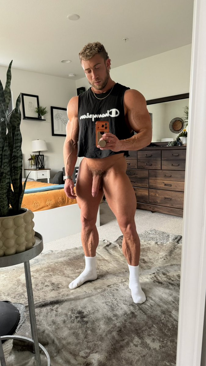 huntermasonlive's tweet photo. Sundays = no pants…. right??;) https://t.co/T9b2T1Up9I