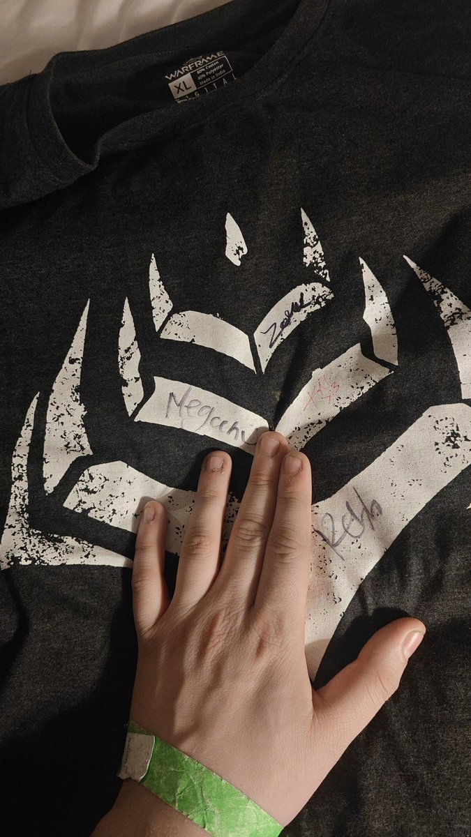 nick71223's tweet photo. ONE OF THESE DAYS I WILL GET STEVE AND PABLO ON THIS SHIRT
for now I have Megan, Rebb, Zach and Kat on there
My week in Boston is over
My time at pax has come to an end and id just like to say this was the most fun I'll probably have all year
#paxeast
#tennovip https://t.co/tRRLiKPHnD