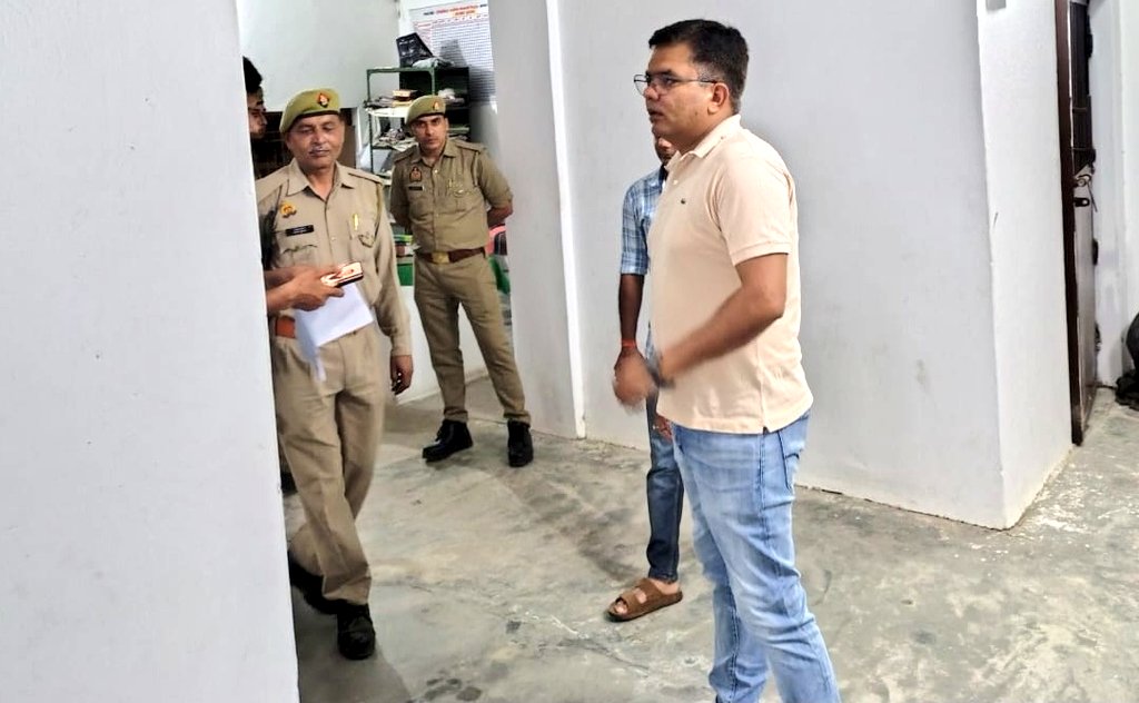 Etahpolice's tweet photo. एटा- अपर पुलिस अधीक्षक एटा श्री श्वेताभ पाण्डेय द्वारा थाना पिलुआ का किया गया औचक निरीक्षण, पत्रावलियों व अभिलेखों का निरीक्षण कर उनके रखरखाव एवं उनको आध्यावधिक करने हेतु संबंधित को दिए गए आवश्यक दिशा निर्देेश।
#UPPolice https://t.co/fwAp3rpT5d