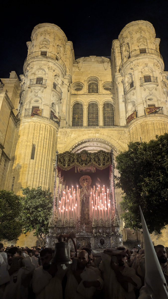 Nuestra Madre y Señora de la Merced de <a href="/HdadHumildad/">La Humildad (Ecce Homo)</a> sale de la Santa Iglesia Catedral tras realizar Estación de Penitencia en su interior. #CofradíasMLG.