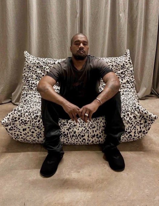 yzyjohnny tweet media