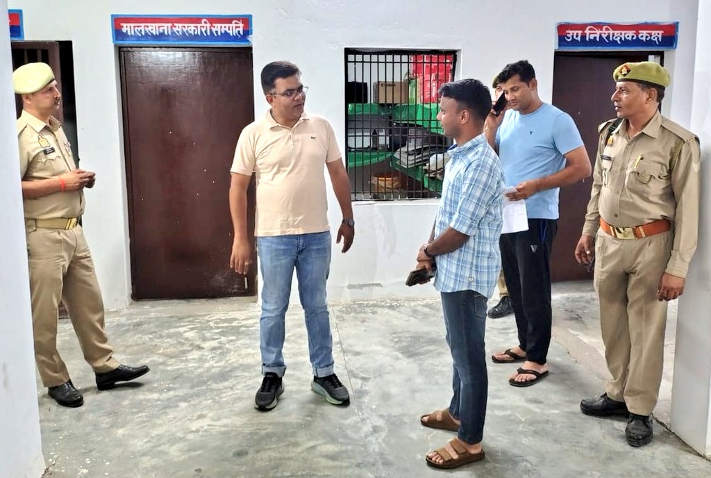 Etahpolice's tweet photo. एटा- अपर पुलिस अधीक्षक एटा श्री श्वेताभ पाण्डेय द्वारा थाना पिलुआ का किया गया औचक निरीक्षण, पत्रावलियों व अभिलेखों का निरीक्षण कर उनके रखरखाव एवं उनको आध्यावधिक करने हेतु संबंधित को दिए गए आवश्यक दिशा निर्देेश।
#UPPolice https://t.co/fwAp3rpT5d