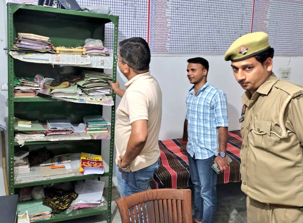 Etahpolice's tweet photo. एटा- अपर पुलिस अधीक्षक एटा श्री श्वेताभ पाण्डेय द्वारा थाना पिलुआ का किया गया औचक निरीक्षण, पत्रावलियों व अभिलेखों का निरीक्षण कर उनके रखरखाव एवं उनको आध्यावधिक करने हेतु संबंधित को दिए गए आवश्यक दिशा निर्देेश।
#UPPolice https://t.co/fwAp3rpT5d