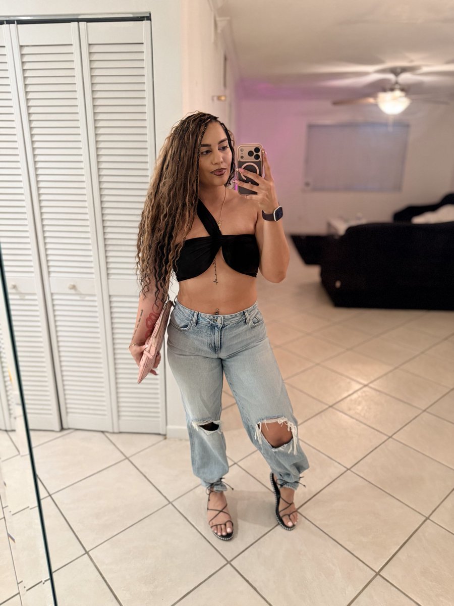 _puertolombian's tweet photo. Girl look in the mirror 😍🙂‍↔️ https://t.co/abm79AXbkk