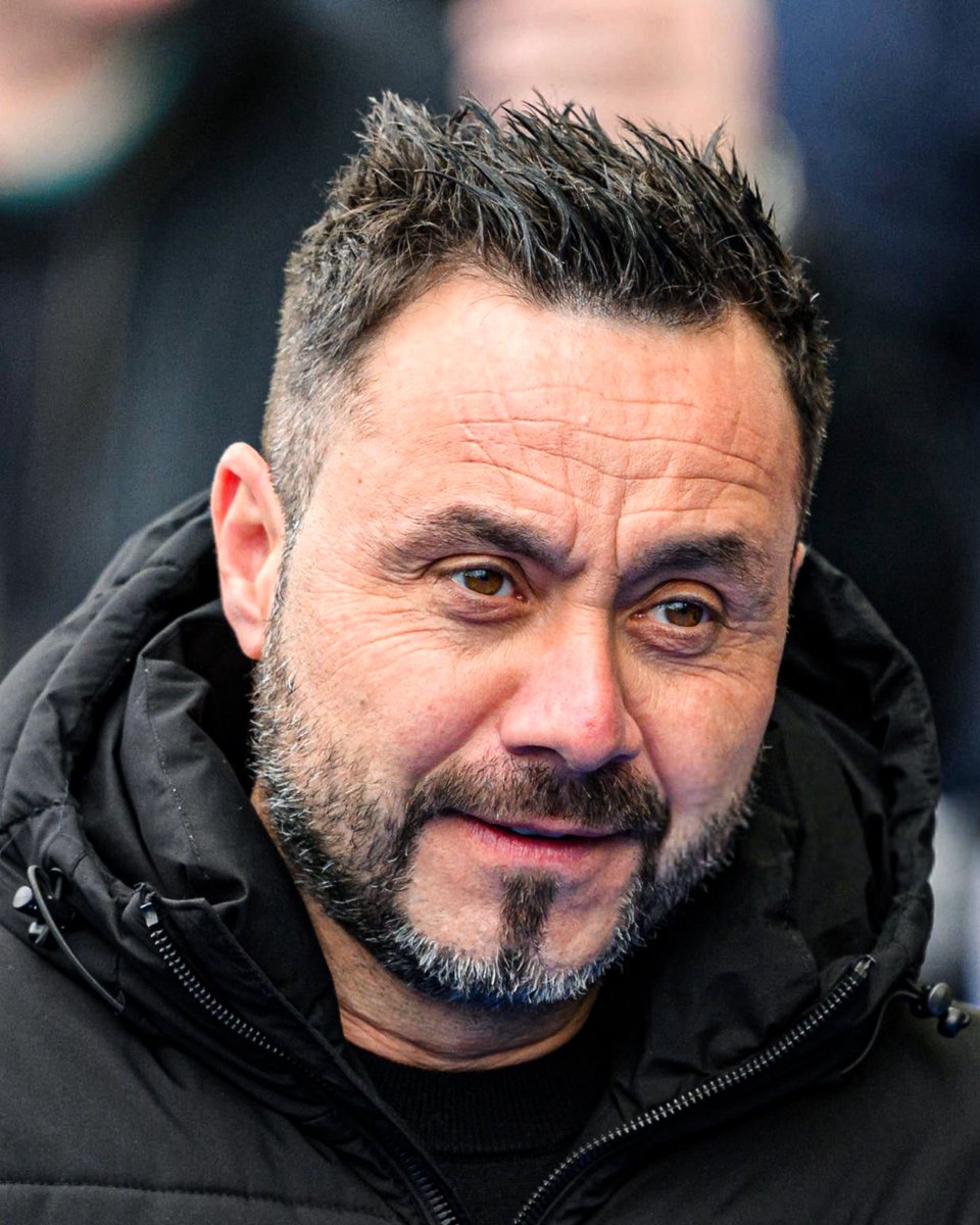 AtaqueFutbolero's tweet photo. ⚠️🇮🇹 Roberto De Zerbi es el PRINCIPAL APUNTADO como DT del Tottenham, pese a la NEGATIVA de varias peñas del club.

Proud Lilywhites, la asociación oficial de aficionados LGBTQI+ de los Spurs y el grupo Women of The Lane SE OPONEN públicamente a su contratación en redes sociales.

El motivo principal son las declaraciones de De Zerbi bancando a MASON GREENWOOD, a quien dirigió en Olympique de Marsella. 

¿Opiniones? ⁉️