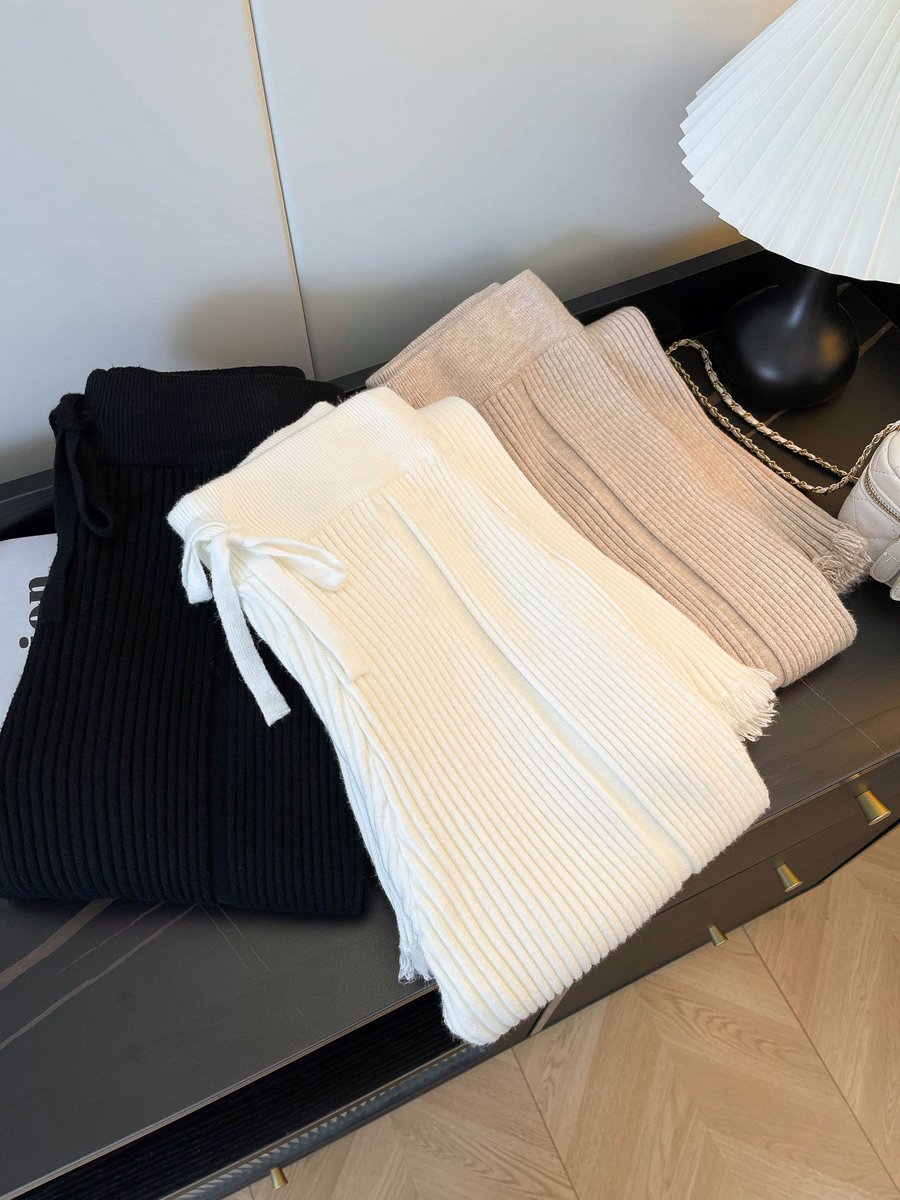 kamaluddin6's tweet photo. Handmade magic! Spent the afternoon crafting a cozy knit scarf—soft, warm, and stitched with love. Perfect for chilly days!  #HandmadeWithLove #KnitInspiration https://t.co/ycAgHgOAkr