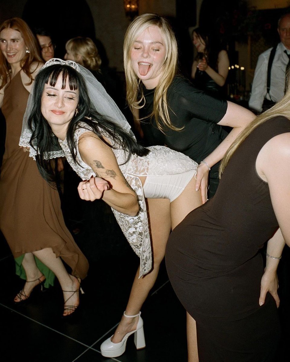 ELLE FANNING'S STYLE tweet media