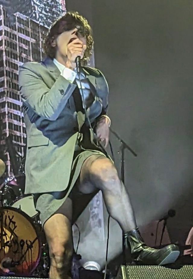 daily gerard thighs tweet media