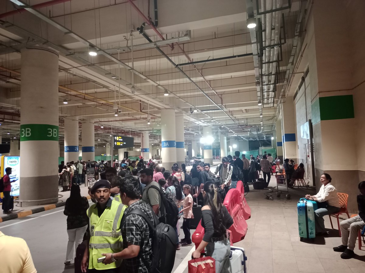 Manoj00417173's tweet photo. @Dev_Fadnavis @myBESTBus @OfficeofUT @RajThackeray @CMOMaharashtra @AdaniOnline  The chaos situation at NMIA at 11:30 PM. Car fares are rocket sky and lead time for ride is more due to shortage of cabs. Hence the majority of the public opt to travel in shuttle buses. However no https://t.co/ZS0cytYbln