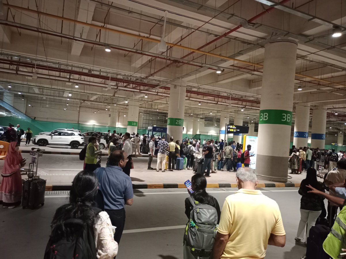 Manoj00417173's tweet photo. @Dev_Fadnavis @myBESTBus @OfficeofUT @RajThackeray @CMOMaharashtra @AdaniOnline  The chaos situation at NMIA at 11:30 PM. Car fares are rocket sky and lead time for ride is more due to shortage of cabs. Hence the majority of the public opt to travel in shuttle buses. However no https://t.co/ZS0cytYbln