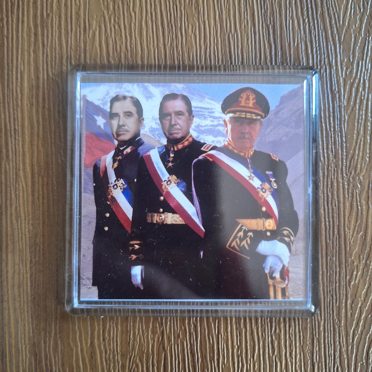 BazarPatriota's tweet photo. Imán Acrílico del Presidente Augusto Pinochet Ugarte con su banda presidencial.

Mínimo 3 unidades (Pueden ser  diseños distintos)

Despacho a todo Chile 

#bazarpatriota https://t.co/FsTMQcXUz8