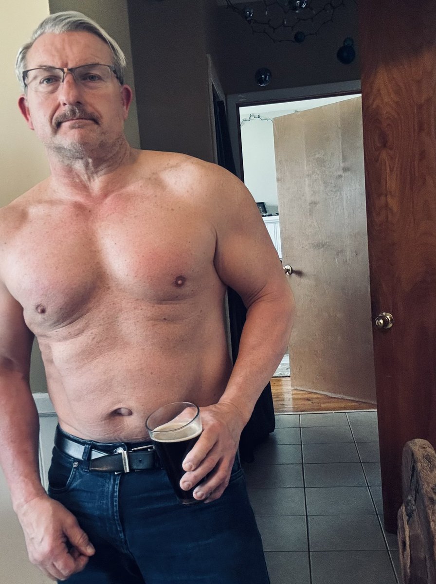 Russell_Writer's tweet image. Hanging about…😏💪🍺
#writer #filmmaker #bodybuilding