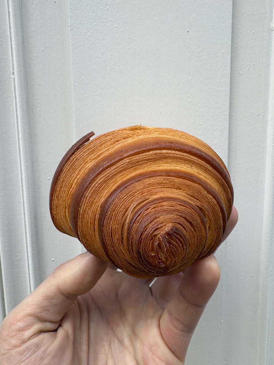 LesTasters's tweet photo. La petite Manis, pâtisserie franco-indonésienne qui envoie du lourd niveau viennoiserie. beaucoup de vanille et de chocolat puisqu’ils sont exportateurs. Plus le café. Pas mal de crème et peu de sucre. Des gâteaux. Du salt bread. Vite sold out https://t.co/kWiPGbiN4F https://t.co/HJi9eprlFX