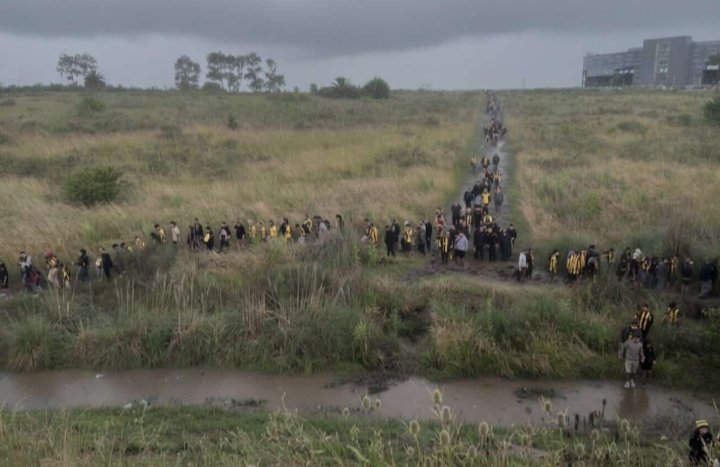 Lleven botas al barrial del siglo. Jajaja literalmente tienen un pantano al rededor.