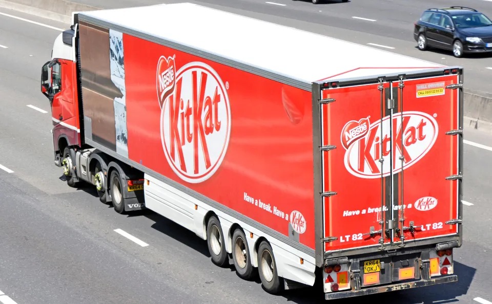 Drakexxxxxxx's tweet photo. 🇪🇺 12 ton KitKat hilang di Eropa dan sampai sekarang truknya belum ketemu.

Sekitar 413.793 batang cokelat… lenyap di tengah perjalanan dari Italia ke Polandia.

Bukan rusak. Bukan telat. Tapi dicuri.

Bayangin ribuan truk jalan lintas negara bawa KitKat, dan tetap bisa kecolongan kayak gini.

Untungnya aman buat konsumen. Tapi tetap bikin kepikiran kalau cokelat aja bisa hilang, gimana sama yang lain?