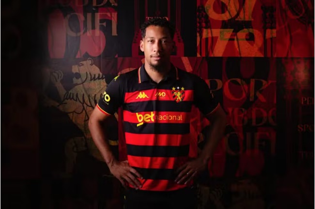 vaievem_futebol's tweet photo. 🚨 REFORÇO NA ILHA!

O Sport oficializou a contratação do zagueiro Habraão. O defensor de 24 anos chega por empréstimo do Athletico-PR até o fim da temporada.

Mais uma peça para o sistema defensivo do Leão! 🦁🛡️

 #vaievem_futebol https://t.co/OcvCdgGvhq