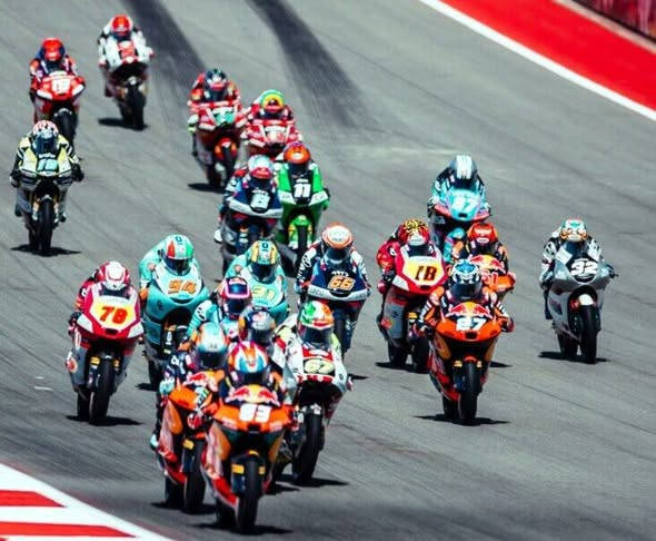 MASMOTORES's tweet photo. Moto3: Perrone llegó cerca del podio y Morelli fue 12° en Austin el ganador Guido Pini quien festejó su primera victoria tras cruzar la meta con 56/1000 de diferencia sobre el líder del campeonato Máximo Quiles; detrás terminaron Álvaro Carpe (a 0s254) https://t.co/xcmkDHqGc2
