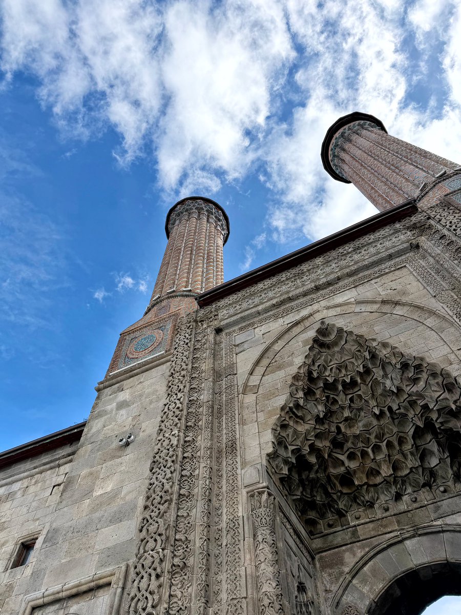 Sırtını Palandöken’e yaslamış Hatûniye,abidevi duruşu,muhteşem taş işçiliği,dakikalarca kendine baktıran minareleri,bütün şehre hükmeden kapısı,kendine mahsus güzelliği ve ciddiyeti ile kesinlikle bir şaheserdir.”Hasıl-ı kelâm tahsil-i ulûm edecek diyârdır”Evliya Çelebi