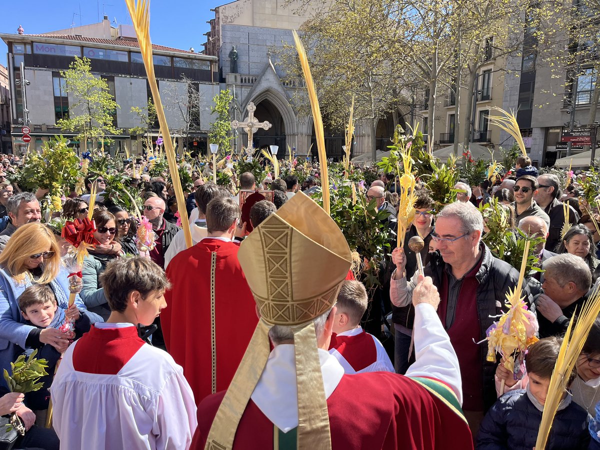 BisbatTerrassa's tweet image. El bisbe #Salvador convida a viure la #Setmana #Santa i a conèixer els sentiments de #Crist, que dona la vida per amor, en una Plaça Vella de #Terrassa plena de famílies i infants.