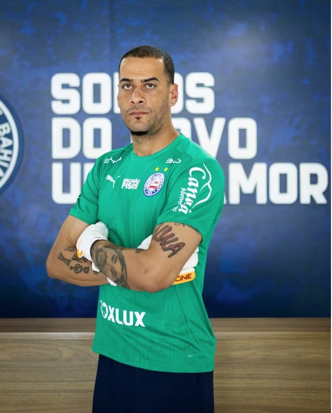 vaievem_futebol's tweet photo. 🚨 REFORÇO NO GOL DO BAHIA!

O Tricolor anunciou a contratação do goleiro Léo Vieira no último dia da janela. O arqueiro de 35 anos, que estava na Chapecoense, chega com contrato até o fim da temporada. 🔵🔴⚪️ 

#vaievem_futebol https://t.co/h2CNyJBaNS