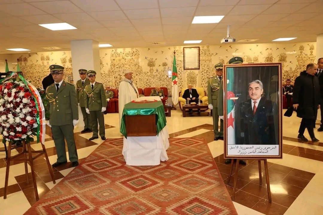 Ania27El's tweet photo. " لم آت من اجل منصب أو سلطة ، بل لان الجزائر احتاجتني في هذا الظرف الصعب و الحساس ، و سأغادر مكاني هذا يوم أشعر ان مهمتي قد انتهت و الجزائر لم تعد تحتاجني " 

 الرئيس الجزائري الأسبق " اليامين زروال " 1941- 2026 

وفعلا ترك منصبه …وعاش في مدينته بعيدا عن الأضواء وبين ابناء شعبه يتنقل بلا حراسة و يمشى في الشارع بكل تواضع ….

حصد محبة كل الشعب الجزائري بتواضعه الشديد…. الله يرحمك ويجعل مثواك الجنة 🙏