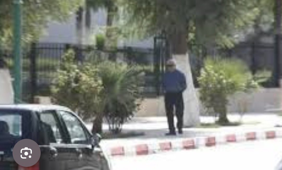 Ania27El's tweet photo. " لم آت من اجل منصب أو سلطة ، بل لان الجزائر احتاجتني في هذا الظرف الصعب و الحساس ، و سأغادر مكاني هذا يوم أشعر ان مهمتي قد انتهت و الجزائر لم تعد تحتاجني " 

 الرئيس الجزائري الأسبق " اليامين زروال " 1941- 2026 

وفعلا ترك منصبه …وعاش في مدينته بعيدا عن الأضواء وبين ابناء شعبه يتنقل بلا حراسة و يمشى في الشارع بكل تواضع ….

حصد محبة كل الشعب الجزائري بتواضعه الشديد…. الله يرحمك ويجعل مثواك الجنة 🙏