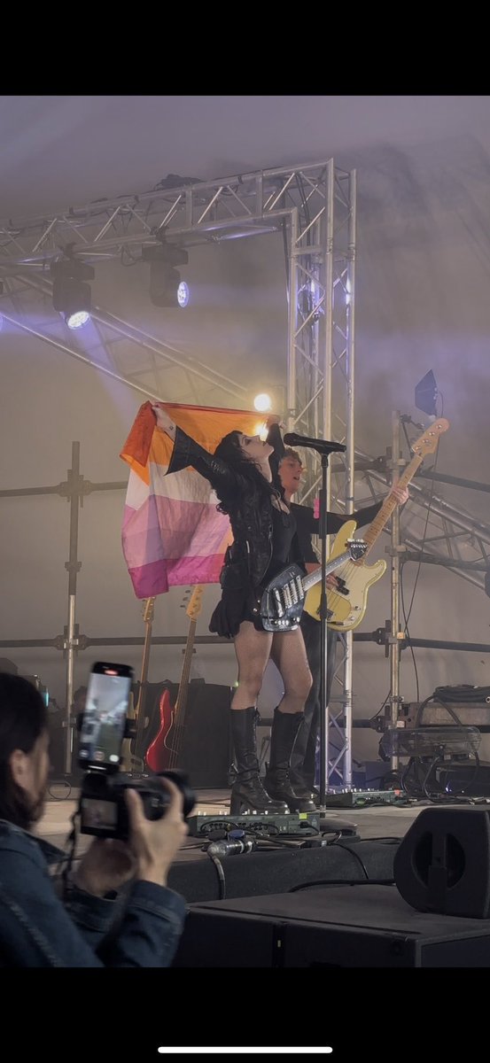 emily 🐝 tweet media