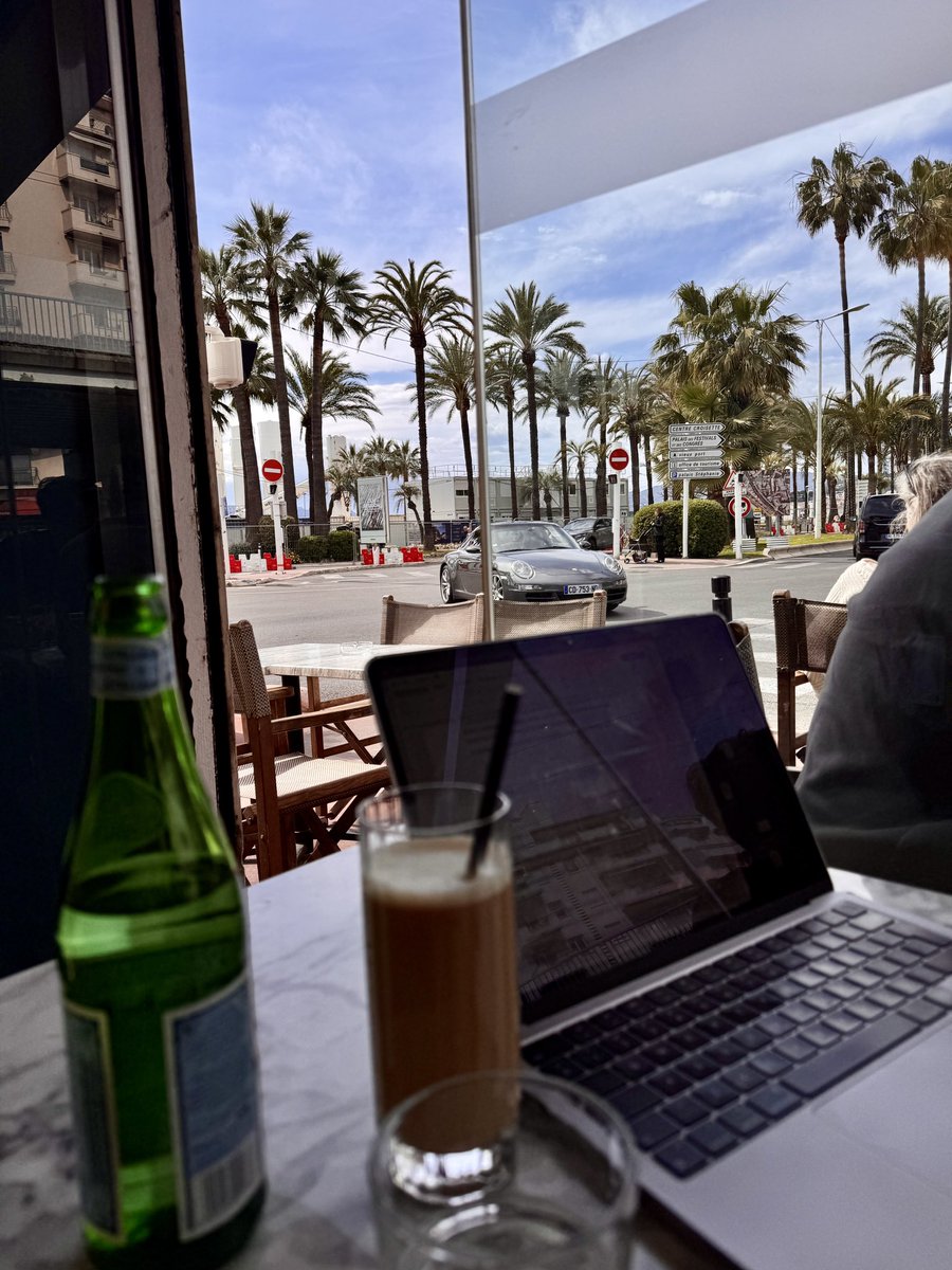 MissDefi tweet media