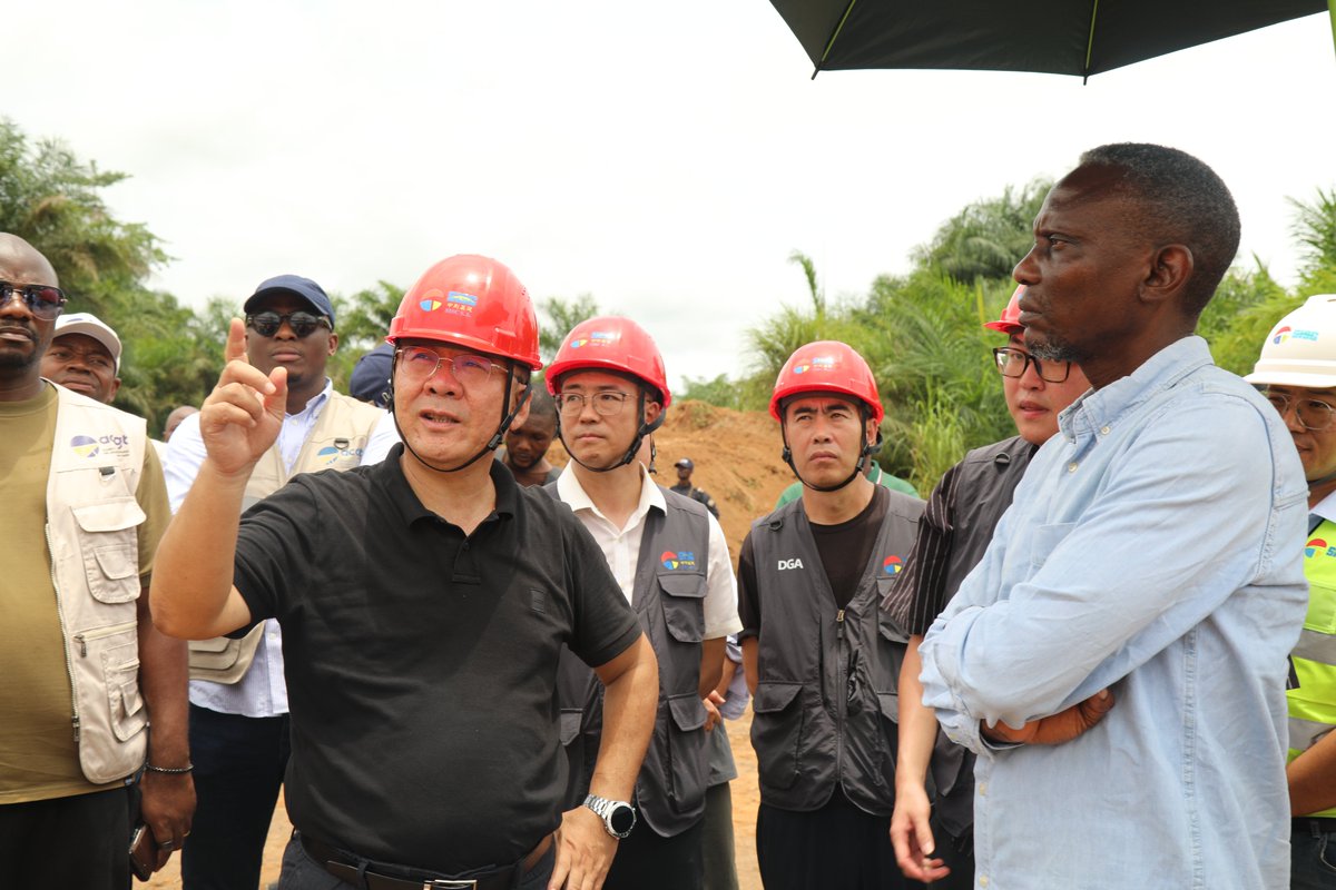 SISC_SA's tweet photo. #Rocade Sud-Ouest de Kinshasa : une étape majeure franchie au Pont Mfuti 
Ce dimanche 29 mars 2026, les équipes de SISC SA ont procédé avec succès à la pose d’une poutre de environ 80 tonnes sur le Pont Mfuti, un ouvrage stratégique au cœur de la Rocade Sud-Ouest.

Cette avancée témoigne du bon déroulement des travaux et de la solidité du partenariat entre les différentes parties prenantes engagées dans ce projet structurant.

Cet événement a connu la présence du ministre des ITP, John Banza Lunda, qui salué l'avancement de ce projet et réaffirmé la confiance du gouvernement congolais dans ce partenariat sino-congolais, mais aussi des dirigeants de l’ACGT. 

À terme, le Pont Mfuti contribuera à fluidifier la circulation à Kinshasa et à renforcer les dynamiques économiques régionales.
@SICOMINES 
@acgtcd
@MinITP_RDC
@AGENCE_APCSC
@PrimatureRDC
@Presidence_RDC