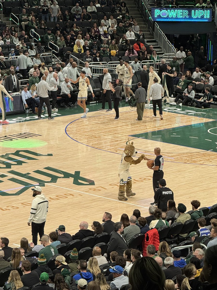 SarahOBrien01's tweet photo. Bucks down so bad they gotta get Bango in the starting 5 https://t.co/nSuDKP7zfO