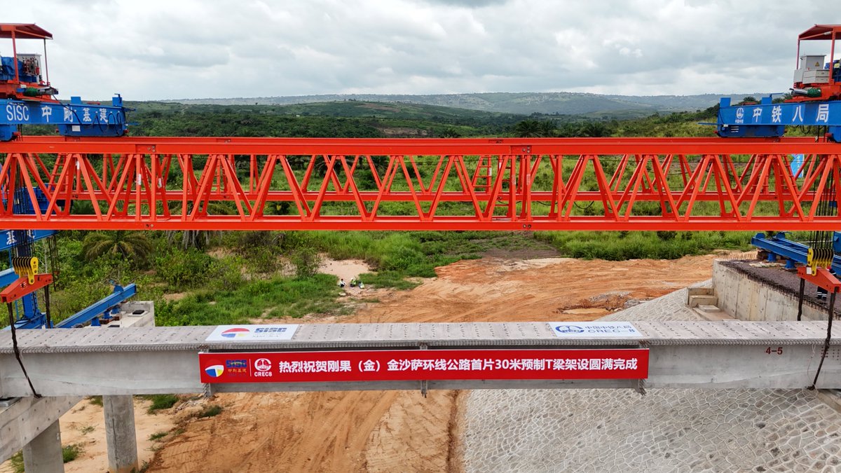 SISC_SA's tweet photo. #Rocade Sud-Ouest de Kinshasa : une étape majeure franchie au Pont Mfuti 
Ce dimanche 29 mars 2026, les équipes de SISC SA ont procédé avec succès à la pose d’une poutre de environ 80 tonnes sur le Pont Mfuti, un ouvrage stratégique au cœur de la Rocade Sud-Ouest.

Cette avancée témoigne du bon déroulement des travaux et de la solidité du partenariat entre les différentes parties prenantes engagées dans ce projet structurant.

Cet événement a connu la présence du ministre des ITP, John Banza Lunda, qui salué l'avancement de ce projet et réaffirmé la confiance du gouvernement congolais dans ce partenariat sino-congolais, mais aussi des dirigeants de l’ACGT. 

À terme, le Pont Mfuti contribuera à fluidifier la circulation à Kinshasa et à renforcer les dynamiques économiques régionales.
@SICOMINES 
@acgtcd
@MinITP_RDC
@AGENCE_APCSC
@PrimatureRDC
@Presidence_RDC