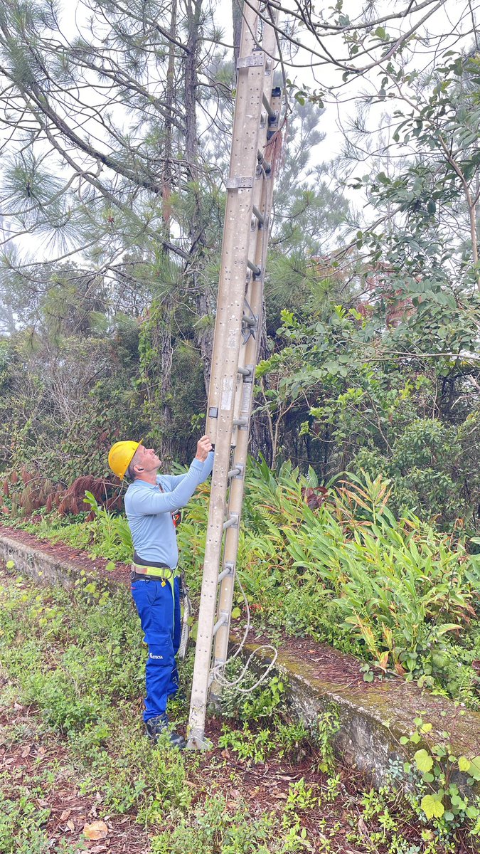 📡A pesar d la difícil situación energética, no renunciamos a nuestros compromisos con la sociedad, nuestros trabajadores continúan trabajando para mantener la vitalidad de la red de telecomunicaciones. #EtecsaConCuba
