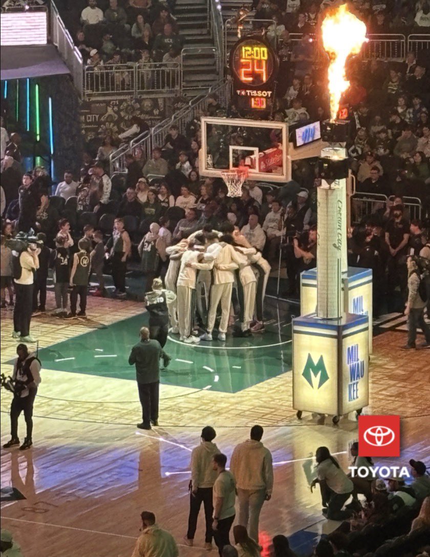 ESPNMilwaukee's tweet image. The #Bucks only have EIGHT players active for today’s game 😳

#FearTheDeer
