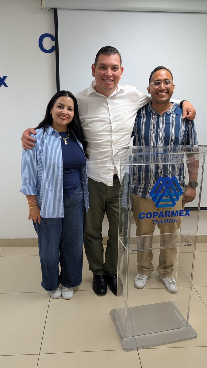 soydarius's tweet photo. 🎤 Taller con mi amigo @soysergiolois "Habla, cautiva y convence" en @coparmextijuana. 

Hacía años que quería tomar este taller y en verdad lo digo, una experiencia que todos deberían vivir con él al menos una vez en su vida. 👏 #Agradecido https://t.co/tvFbEVAmmB