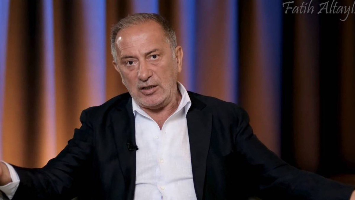 Fatih Altaylı:

Başkan’ın (Özkan Yalım) evlilik dışı ilişkisi suç mu? Suç değil elbet ama ayıp. Belediye çalışanıyla olması katmerli edepsizlik. 

21 yaşında. Çocuk sayılır. Anası babası kamu kurumu diye gönül rahatlığı ile emanet etmiş belki de.

CHP bu herifi bugün partiden