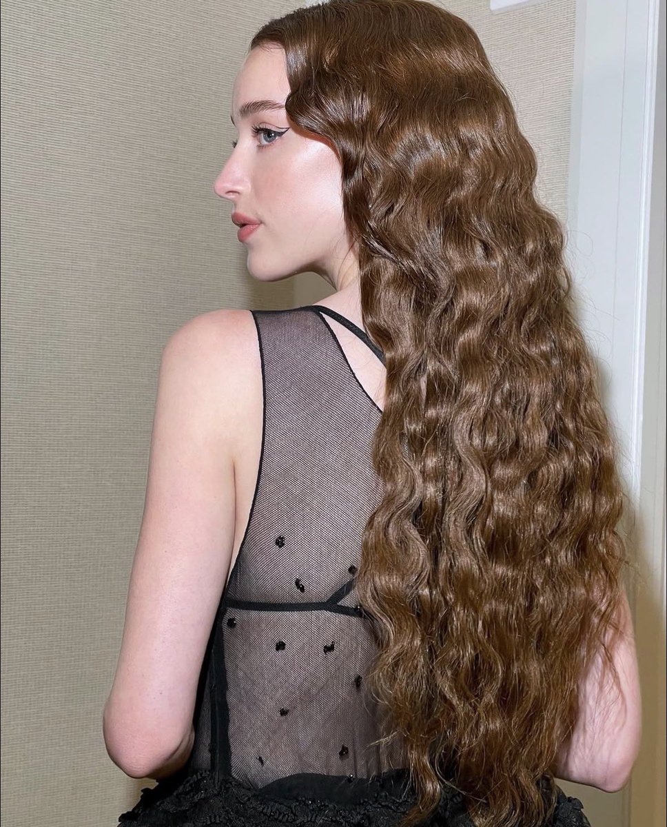 All about Phoebe Dynevor tweet media