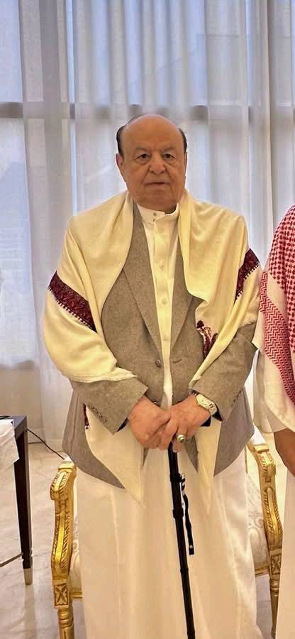 infomoteea360's tweet photo. سيدي الرئيس، كل عام وأنت بخير.
تظهر متكئاً على عصاك في هذه الصورة، كما لو أن وطنًا بأسره كان قد اتكأ عليك يوماً وهو يترنح عند حافة الهاوية.
نرى في ملامح وجهك الهادئ، وفي ذلك الشال اليماني الملقى على كتفيك.....
https://t.co/pFi2PVK2ob
#المارشال #هادي
#عبدربة_منصور
#اليمن #الرئيس https://t.co/AVcZHIPrp7