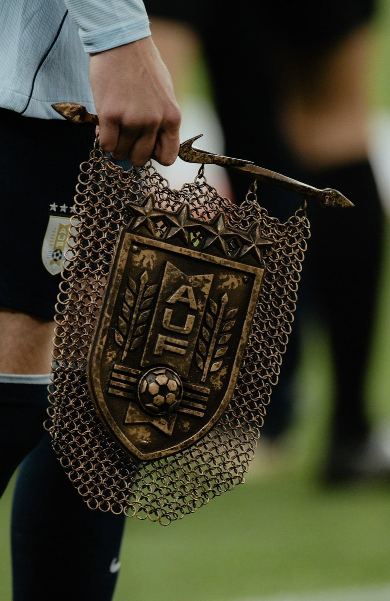 BgsPsc's tweet photo. @90minuts Qué me decís del banderín de cota de malla que Uruguay regaló a Inglaterra en su amistoso??  😯👌🏼👌🏼 https://t.co/gL9CbaO704