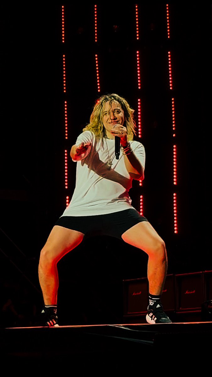 Chica con Kalashnikov tweet media