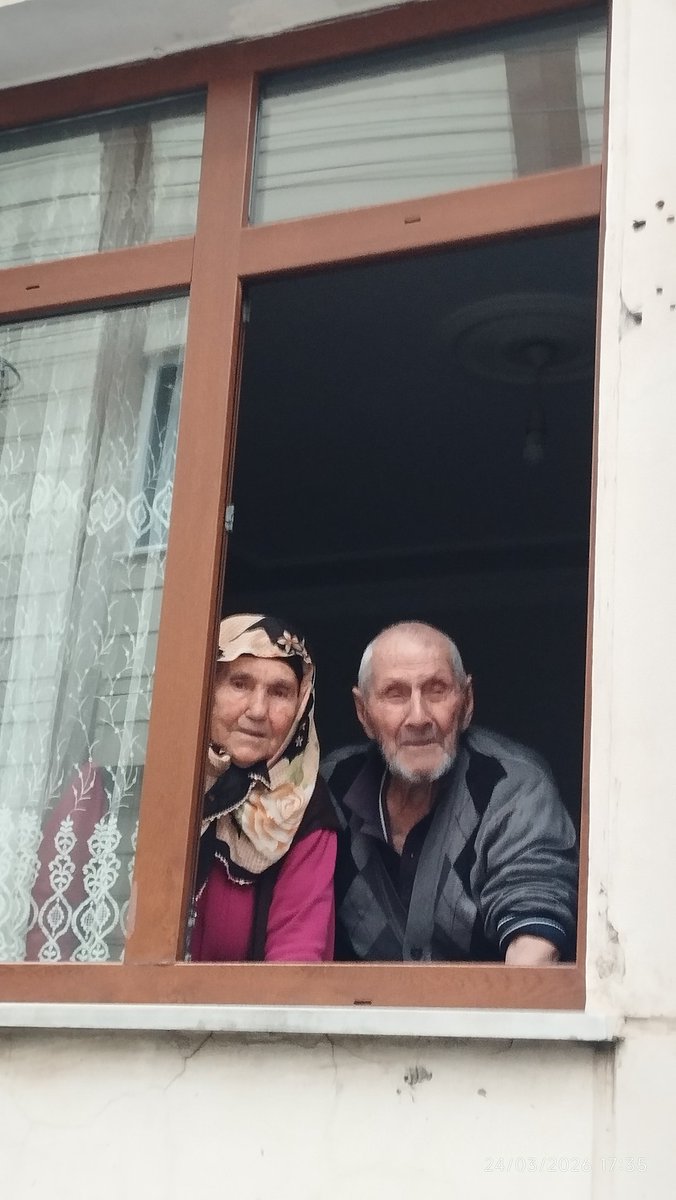 Bir de bakıyorsun.. 
Akşam oluvermiş.. 
Semtine uğramadan.. 
Çekip gitmiş gün.
Oysa ÖMÜR dediğin nedir ki
Bir yanı eksik kalmış
Yarım kalan bir YOL hikayesi..!

_____Bedri Rahmi Eyüboğlu